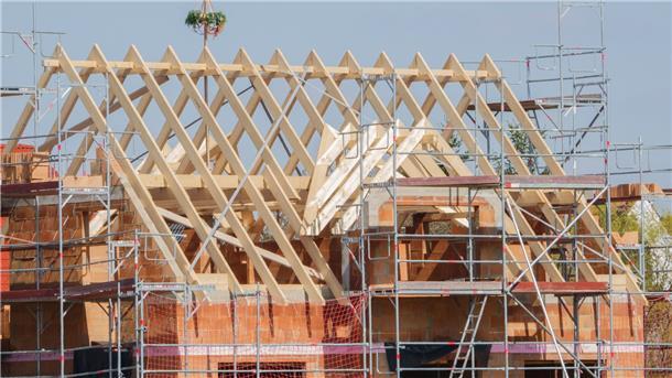 Frist zur Grundsteuer-Erklärung wird verlängert Mit einem Kranz wird beim Neubau eines Einfamilienhauses in der Region Hannover Richtfest gefeiert.