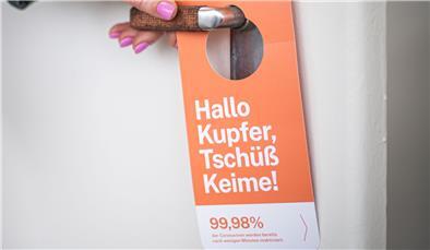 Mit einem Kupfer-Tape der Firma Statex sollen Viren und Keime auf Türklinken abgetötet werden - auch Corona. Die Verbraucherzentrale Bremen prüft, ob eine Verbrauchertäuschung vorliegt. Foto: Hartmann