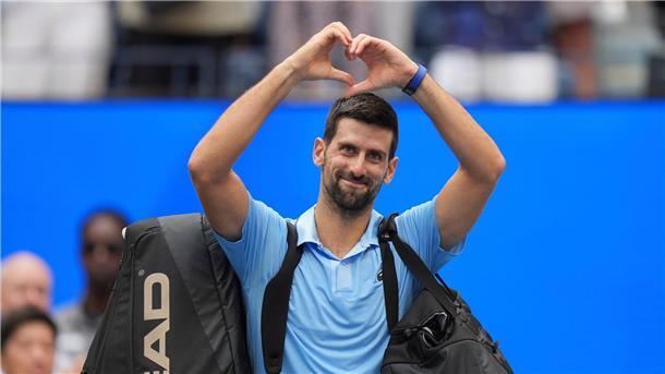 Djokovic hat Grand-Slam-Saison 2026 im Blick Mit einem Lächeln und einem mit den Händen geformten Herz verabschiedet sich Novak Djokovic vom New Yorker Publikum.