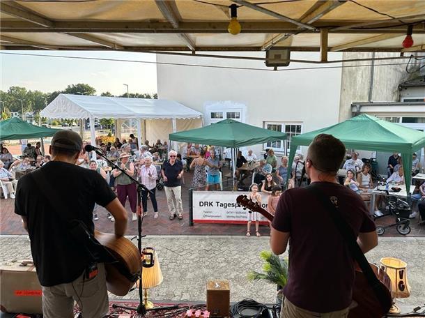 Mit einem Liveauftritt begeistert die Bremer Band von Grambusch vor der DRK-Seniorentagespflegeeinrichtung in Nordholz.