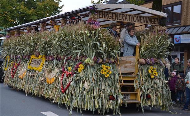 Mit einem Mehrgenerationenwagen nahmen die Ippenser am Erntewagenumzug teil.