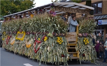 Mit einem Mehrgenerationenwagen nahmen die Ippenser am Erntewagenumzug teil.