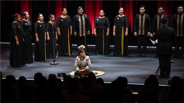 Mit einem Philippinischen Chor beginnt die Eröffnungsfeier.