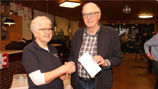 Erste Blutspende 2024 mit 74 Teilnehmern Mit einem Präsent bedankte sich die Uthleder DRK-Vorsitzende Hanna Tietje bei Johann Schumacher für seine 75. Blutspende.