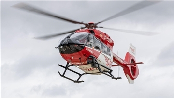 Mit einem Rettungshubschrauber wird die lebensgefährlich verletzte Beifahrerin in eine Klinik gebracht. (Symbolbild)