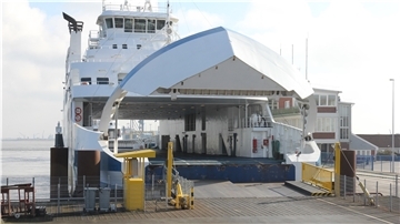 Mit einem Schiff aus Norwegen und neuen Partnern aus Brunsbüttel will Heinrich Ahlers die ehemalige Fährlinie wieder aufleben lassen.
