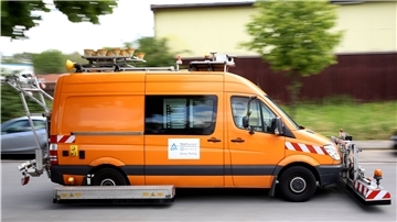 Mit einem solchen Spezialfahrzeug ist der TÜV-Rheinland alle fünf Jahre auf den Landesstraßen unterwegs, um Schäden zu dokumentieren.