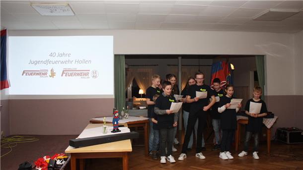 Mit einem Ständchen begeisterten die Hollener Jugendfeuerwehrmitglieder ihre Jubiläumsgäste.