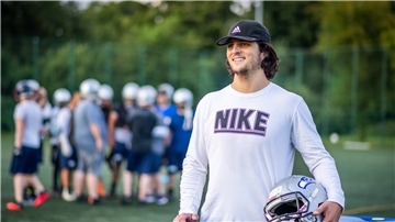 Mit einem Strahlen im Gesicht beim Training: Quarterback Hunter Moore.