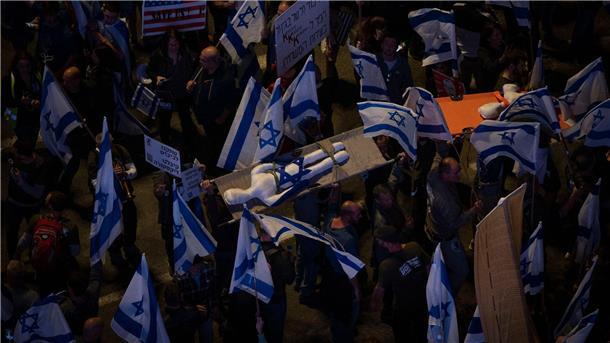 Netanjahu entlässt Verteidigungsminister Galant Mit einem ungewöhnlichen Protest - eine ausgestopfte Puppe auf einer Trage - demonstrieren israelische Militärreservisten in Tel Aviv gegen die Justizreform.