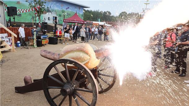 Mit einer Bratwurstkanone wird das neue Museum eröffnet.