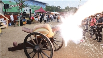 Mit einer Bratwurstkanone wird das neue Museum eröffnet.