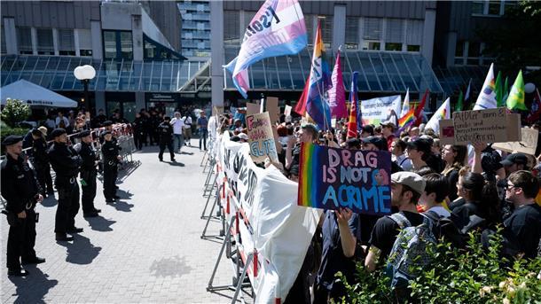 Mit einer Demonstration zeigten zahlreiche Menschen Solidarität mit den Drag-Künstlern und unterstützten die Veranstaltung.