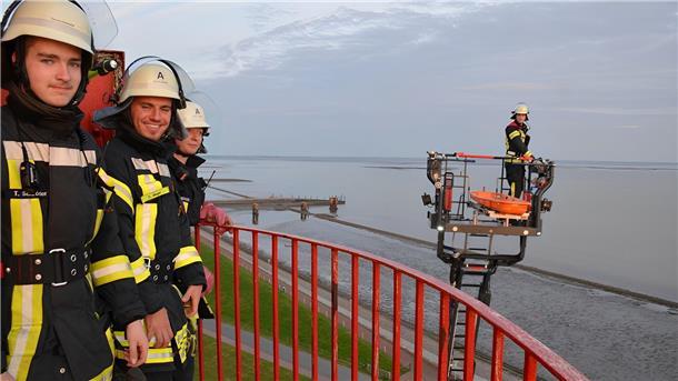 5 Dinge, die Sie noch nicht über das Leuchtfeuer in Eckwarderhörne wussten Mit einer Drehleiter der Feuerwehr Nordenham ist auch die obere Besucherplattform in 34,50 Meter Höhe in Notfällen erreichbar.