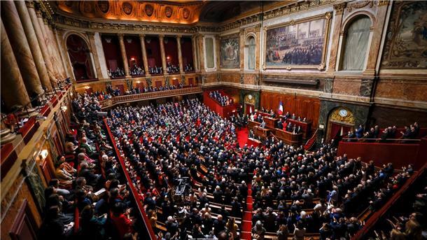 Frankreich verankert Recht auf Abtreibung in Verfassung Mit einer Drei-Fünftel-Mehrheit wurde in Versailles das Recht auf Abtreibung in der französischen Verfassung verankert.