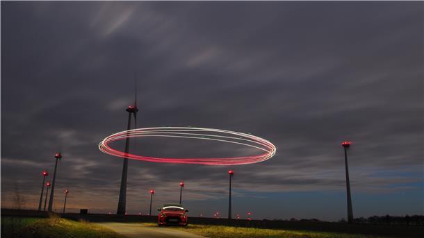 Mit einer Drohne kann man schön Fotomotive erstellen. Michael Jentsch hat dieses Schmuckstück mit einer Langzeitbelichtung erstellt - inmitten von Windrädern.