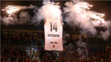 Nowitzkis Trikot unter dem Hallendach