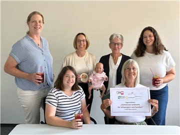 Mit einer gemeinsamen Aktion wollen sie vor den Risiken des Alkoholkonsums in einer Schwangerschaft warnen (von rechts, stehend): Jule von Bevern (Donum Vitae), Getrud Bölke (Landkreis Wesermarsch), Melanie Winkes (AWO) und Kerstin Kreikenbohm (Landkreis Wesermarsch) sowie Susanne Blümer (AWO, vorne rechts) und Jana Bölts (Sozialwerk).