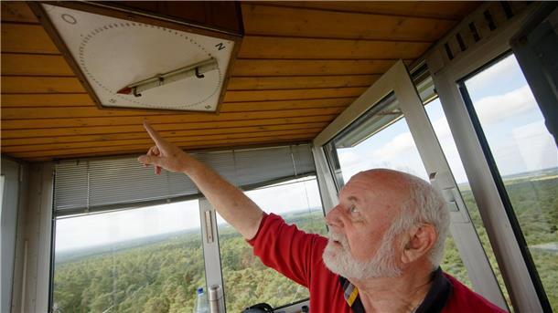 Auf dem Turm im Wald - Rudolf Hoffmann ist Feuerwächter Mit einer Kreuzpeilung von drei Feuerwachtürmen aus kann ein Brandort genauer bestimmt werden.