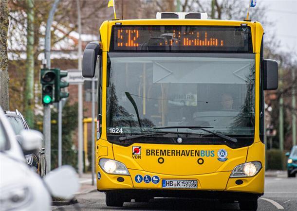 Ein Bus bei einer Ampel, die auf "Grün" steht.  Mit einer neuen Ampelsteuerung sollen Busse künftig ohne Halt durch die Stadt fahren. Das Pilotprojekt startet Anfang Oktober.