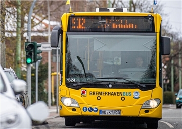 Ein Bus bei einer Ampel, die auf "Grün" steht.  Mit einer neuen Ampelsteuerung sollen Busse künftig ohne Halt durch die Stadt fahren. Das Pilotprojekt startet Anfang Oktober.