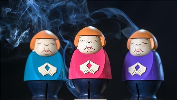 Mit einer Räucherfigur von Ex-Bundeskanzlerin Angela Merkel hatte die Seiffener Volkskunst schon einen vollen Erfolg. (Archivbild)