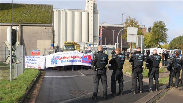 Blockaden von Aktivisten in Bremen und Delmenhorst aufgelöst Mit einer Sitzblockade protestieren Aktivisten vor der Zufahrt eines Hafendienstleisters in Bremen-Walle.