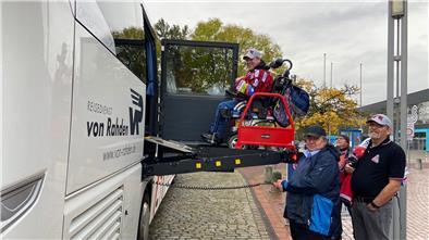 Mit einer speziellen Rampe gelangt Eishockey-Fan Simon Brischke in den Fanbus.