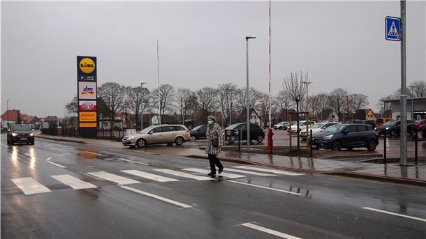 Mit Eröffnung des neuen Lidl-Marktes vor gut einem Monat an der Atenser Allee ist dort auch ein Zebrastreifen angelegt worden.