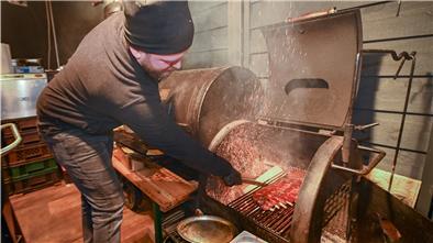 Mit Essen zum Mitnehmen retten sich Gastronomen durch die Corona-Krise. Emil Karnacewicz (Foto) und sein Bruder Filip verkaufen sehr erfolgreich Gegrilltes an der Leher Landstraße in Langen.
