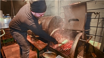 Mit Essen zum Mitnehmen retten sich Gastronomen durch die Corona-Krise. Emil Karnacewicz (Foto) und sein Bruder Filip verkaufen sehr erfolgreich Gegrilltes an der Leher Landstraße in Langen.