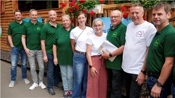 Mit extra für den Wettbewerb gedruckten „Hepstedt-Shirts“ zeigte sich die Gemeinde vor der Prüfungsfahrt der Landeskommission.