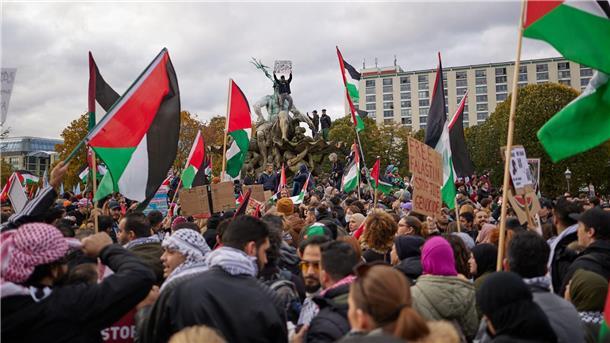 Polizei: „Keine nennenswerten Vorfälle“ nach Demo Mit Flaggen und Transparenten protestierten die Menschen.