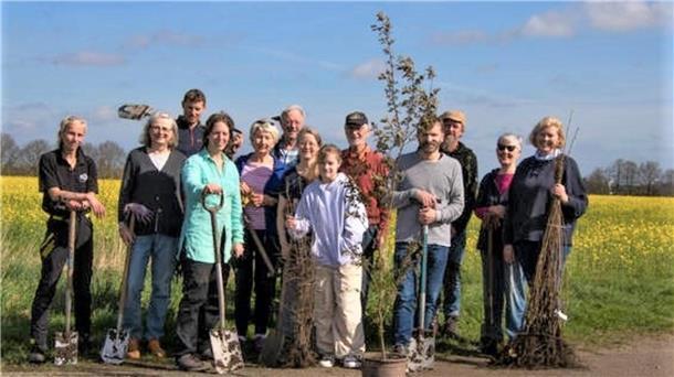 Nesser Umweltfreunde pflanzen Bäume und Büsche Nesser mit Schaufeln in der freien Natur
