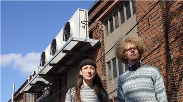 „Mit frischer nordischer Musik, eingängigen Melodien und hörenswerten Texten zieht das Duo sein Publikum regelmäßig in den Bann. Schöner und zeitgemäßer kann die plattdeutsche Sprache nicht präsentiert und gepflegt werden“, verspricht der Kultur- und Heimatkreis als Veranstalter.