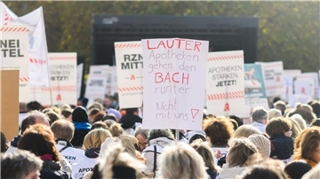 Mit geschlossenen Apotheken in ganz Norddeutschland und einer zentralen Kundgebung in Hannover protestieren Apotheker gegen Einsparungen und stagnierende Honorare.