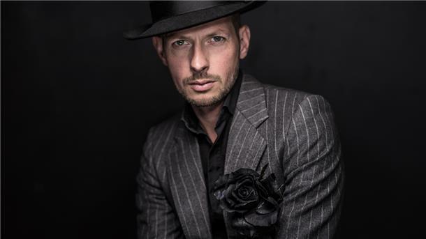Mit Gespür für Theatralik und Interpretation haucht Dennis Fischer den legendären Songs von Leonard Cohen aufregend frisches Leben ein. 