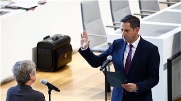 Mit Gottesformel legt Olaf Lies im Landtag seinen Amtseid ab.