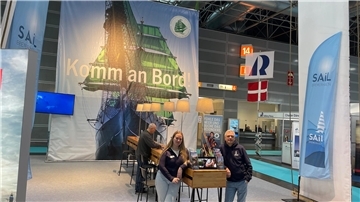 Mit großen Bildern von „Alex II“, „Schulschiff Deutschland“ & Co. bewerben Bremerhavens Touristiker (im Bild Celine Nowodworski und Marc Reichelt) die Sail während der Messe "boot" in Düsseldorf.