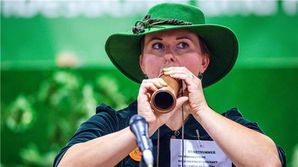 Bester Norddeutscher Hirschrufer verteidigt seinen Titel Mit Henriette Keuffel aus Mecklenburg-Vorpommern nimmt erstmals eine Frau an der Norddeutschen Hirschrufermeisterschaft teil.