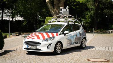 Mit Hightech-Ausrüstung auf dem Dach fahren Mitte Oktober solche Autos durch Bremerhaven. Sie erfassen den Zustand der Straßen, die Breite der Radwege, den Standort von Bäumen und Hunderte weitere Daten.