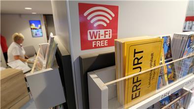 Mit Hinweisschildern wie in der Tourist-Information in Erfurts Innenstadt könnte demnächst auch in Nordenham auf das kostenfreie WLAN hingewiesen werden.