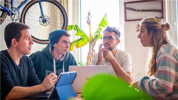 Bremerhavens Antwort auf schwitzende Städte Mit ihrem Projekt „Urban Pergola“ stehen vier Studierende aus Bremerhaven im Finale des Deutschen Nachhaltigkeitspreises 2020. Von links: Marcel Conrad, Julian Schöne, Sylvan Rentel und Lina Becker.