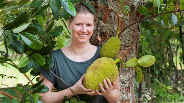 Julia Huthmann  mit einer Jackfrucht
