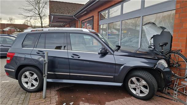 Mit ihrem SUV fuhr eine 86-Jährige in Sottrum in die Fenster eines Supermarktes an der Straße Lienworth.
