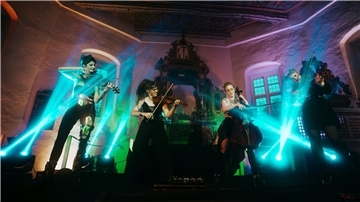 Die Musikgruppe Eklipse bei einem Auftritt in der Schweier Kirche