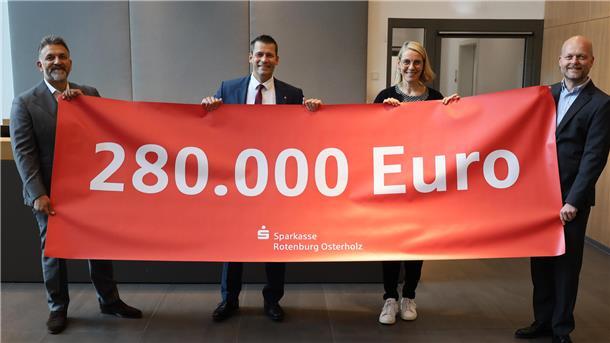 Mit insgesamt 280.000 Euro hat die Sparkasse Rotenburg Osterholz Projekte in der Region unterstützt. Marko Putaro (Mitglied des Vorstands), Thorben Prenntzell (Vorsitzender des Vorstands), Barbara Itzek (Abteilung Kommunikation) und Axel Seidenschwarz (Bereichsleiter Vorstandsstab) stellen das Ergebnis vor.