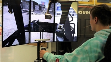 Mit interaktiven Aktionen werben Betriebe auf der Berufsmesse Habelox um neue Auszubildende, wie mit diesem Bagger-Simulator des Bauunternehmens Mehrtens.