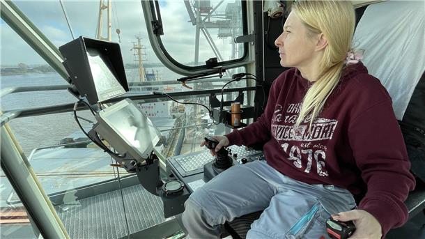 Kranführerin Melanie Fischer sitzt im Braker Hafen an ihrem Arbeitsplatz