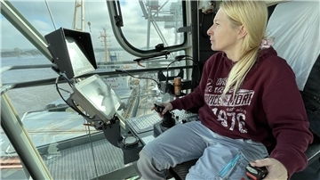 Kranführerin Melanie Fischer sitzt im Braker Hafen an ihrem Arbeitsplatz